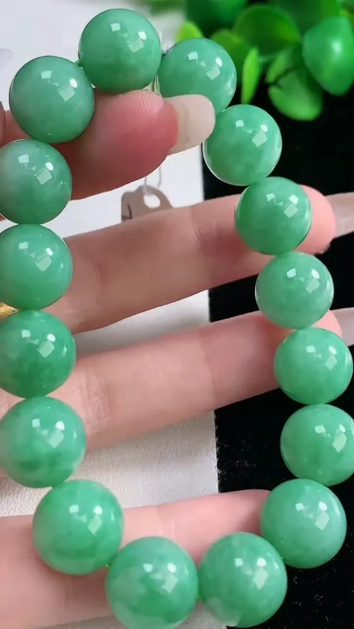 天然A货翡翠圆珠手串，尺寸12.3-16颗，重量:49.92g12月31日
工厂直销收藏佳品,种好水