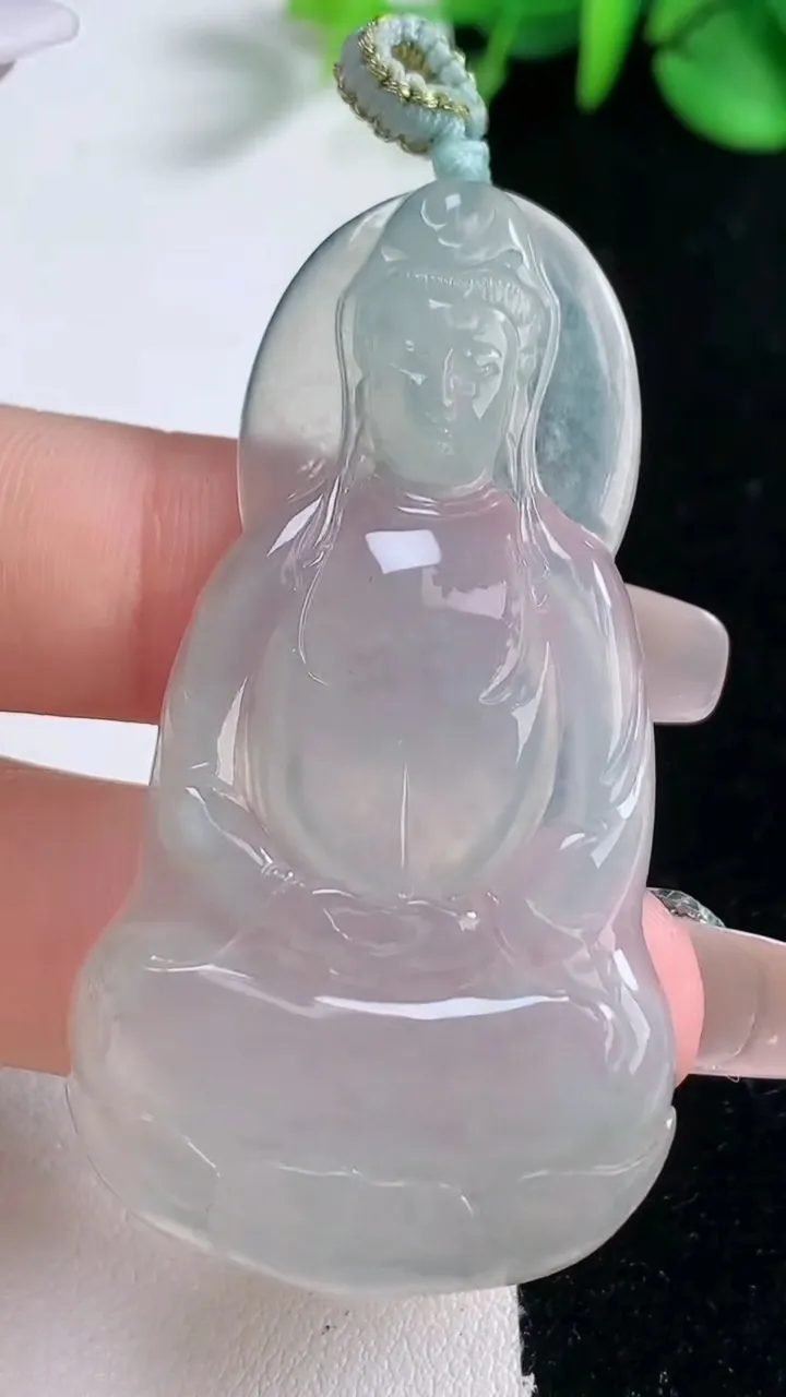 天然A货翡翠观音菩萨吊坠，尺寸55.2-30-4.9，重量:14.79g
12月31日