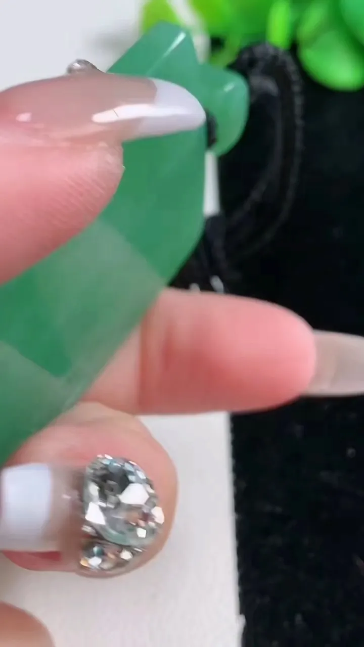 天然A货翡翠仿古无事牌吊坠，尺寸56.2-37.4-6.5，重量:43.52g
12月31日