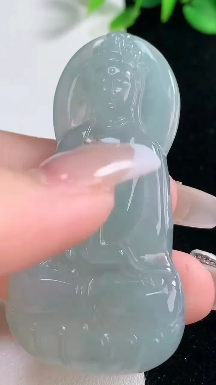 天然A货翡翠观音菩萨吊坠，尺寸61-31.8-6.5，重量:24.00g
12月31日