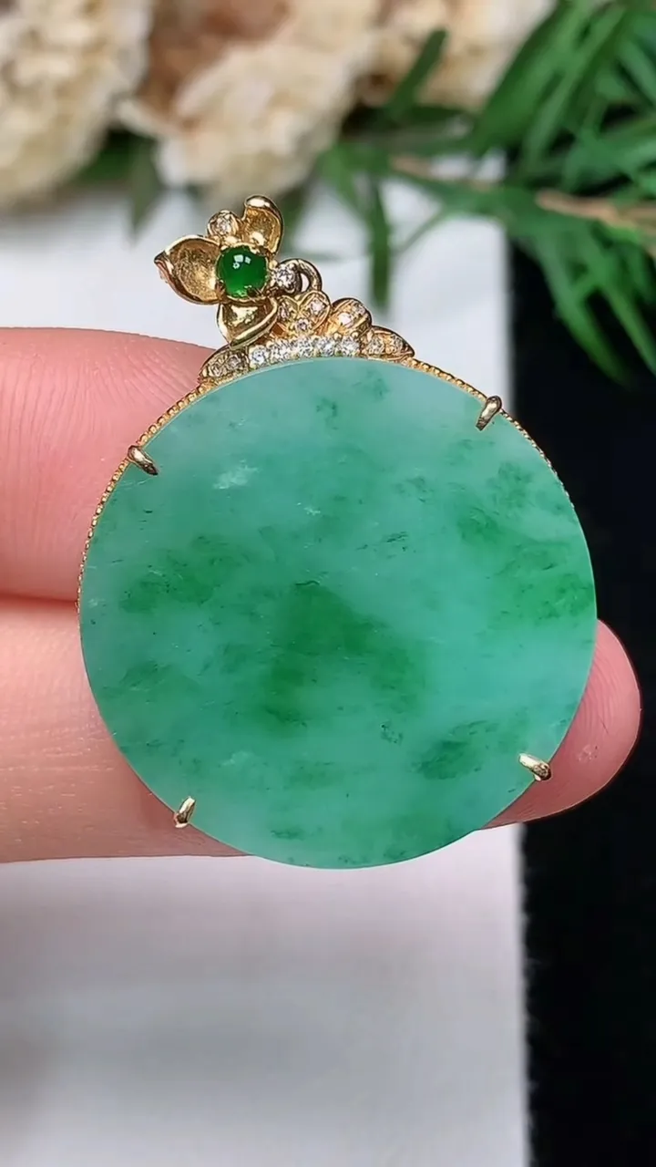 天然A货翡翠无事牌吊坠，尺寸33.8-24.5-5.3，裸石23.8，重量:5.73g
12月31日