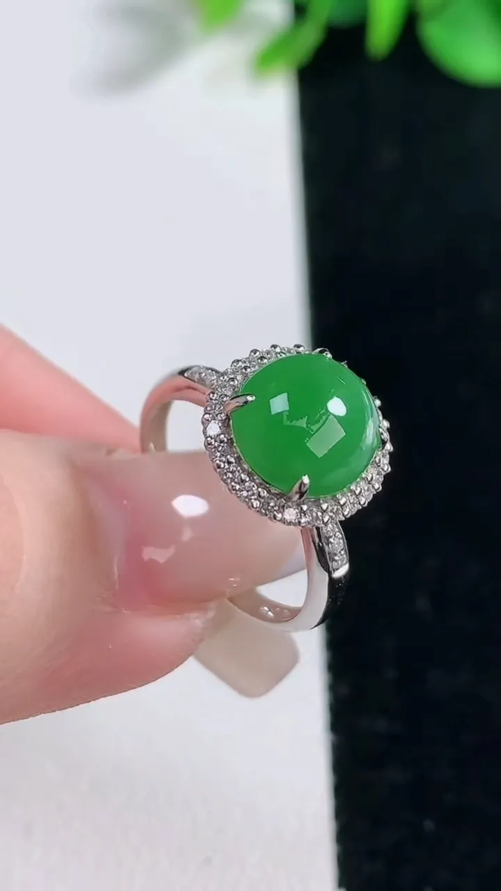 天然A货翡翠蛋面戒指，尺寸16.6-9.6-8.5-7.4，重量:2.73g2025年12月31日
工厂直销收藏佳品,种好水足，色泽均匀，有种有色，上手高大气！