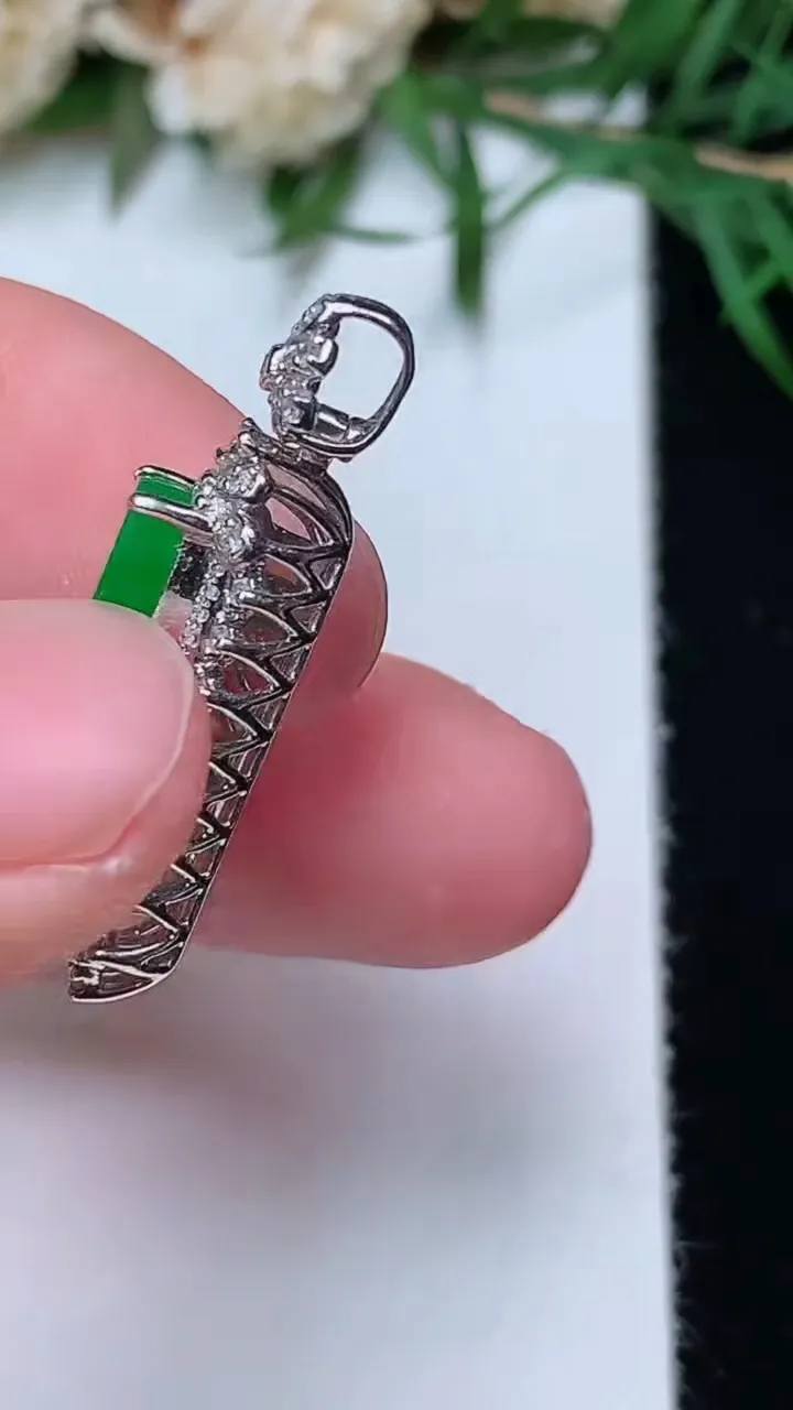 天然A货翡翠无事牌吊坠，尺寸27-12.6-7.6，裸石15.5-8，重量:2.62g
12月31日