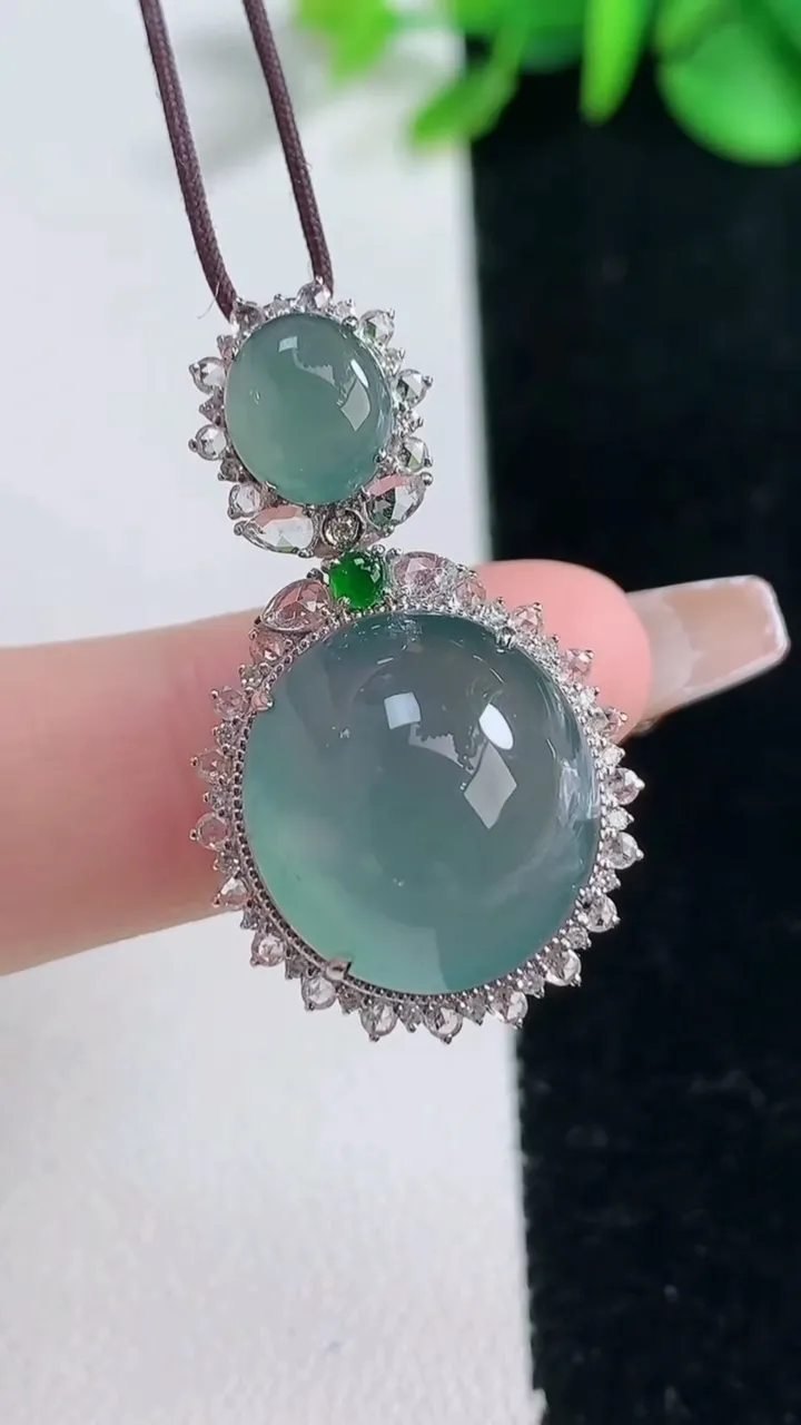 天然A货翡翠蛋面吊坠，尺寸32.4-18.9-11.6，裸石15.4-15重量:5.55g
12月31日