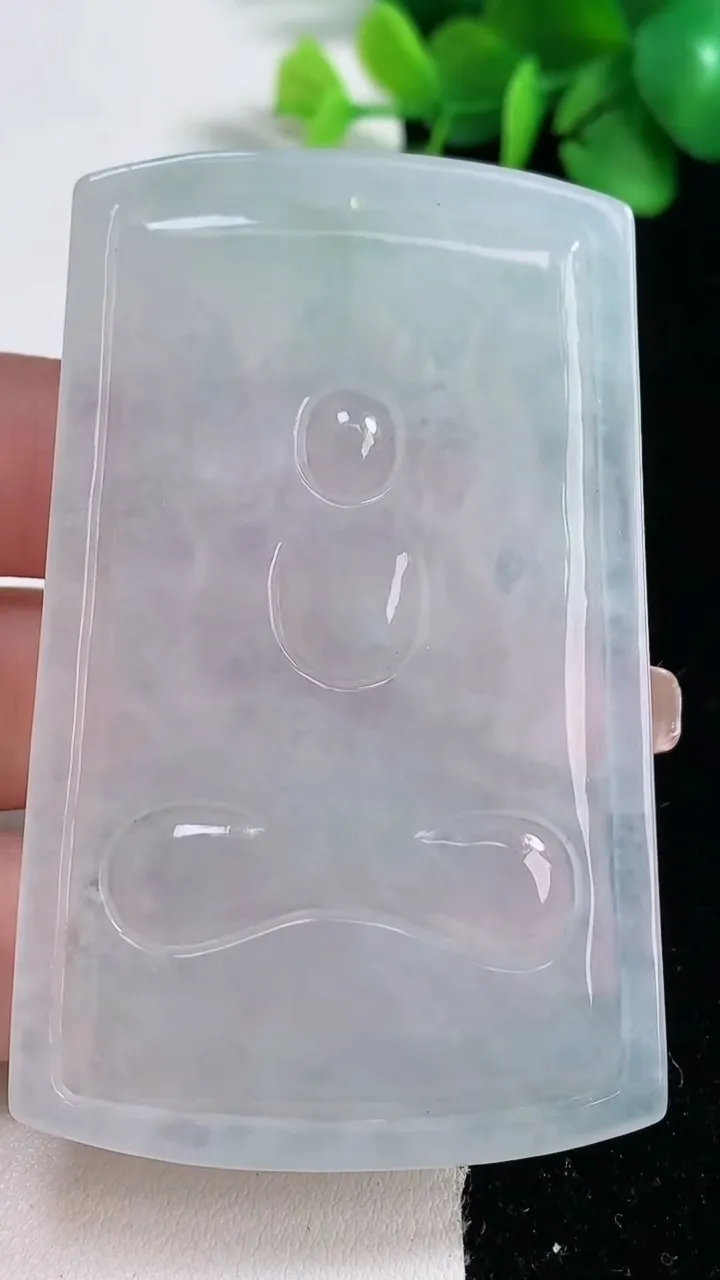 天然A货翡翠种白冰千手观音菩萨吊坠，尺寸68.8-43-5.5，重量:41.96g
12月31日