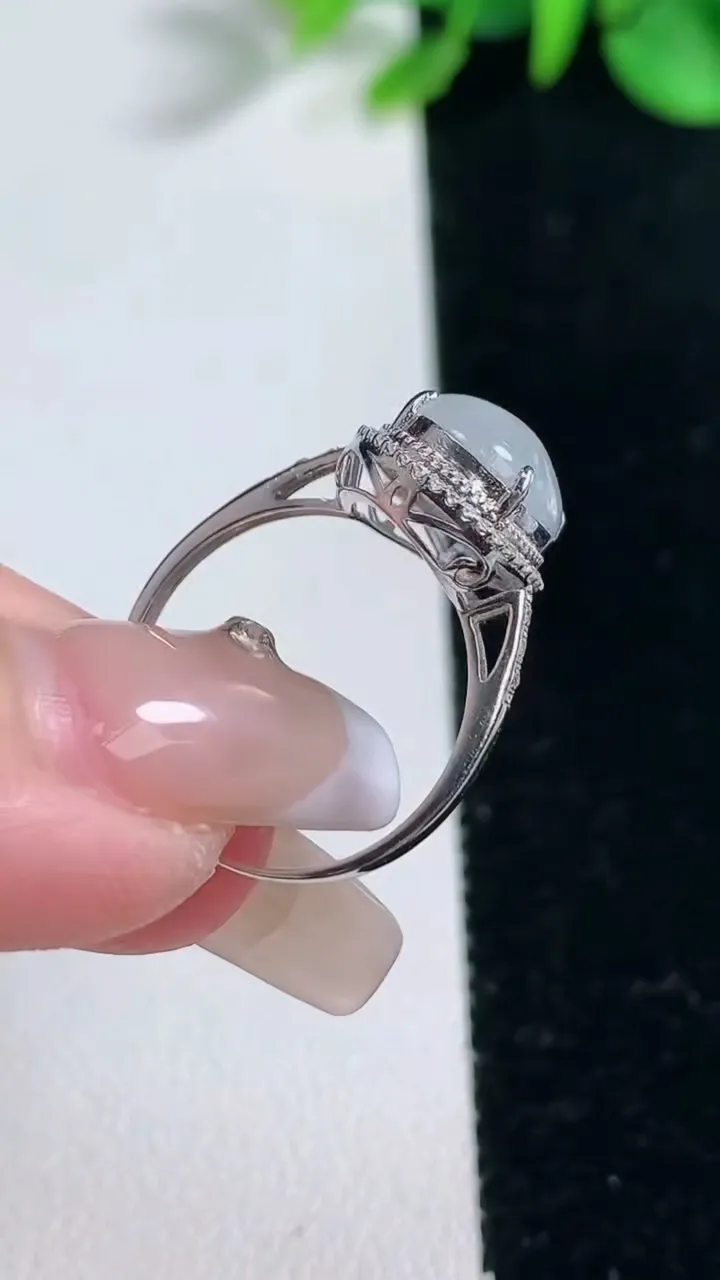 天然A货翡翠种白冰蛋面戒指，尺寸17.2-11-8.4-7.5，重量:2.00g2025年12月31日
工厂直销收藏佳品,种好水足，色泽均匀，有种有色，上手高大气！