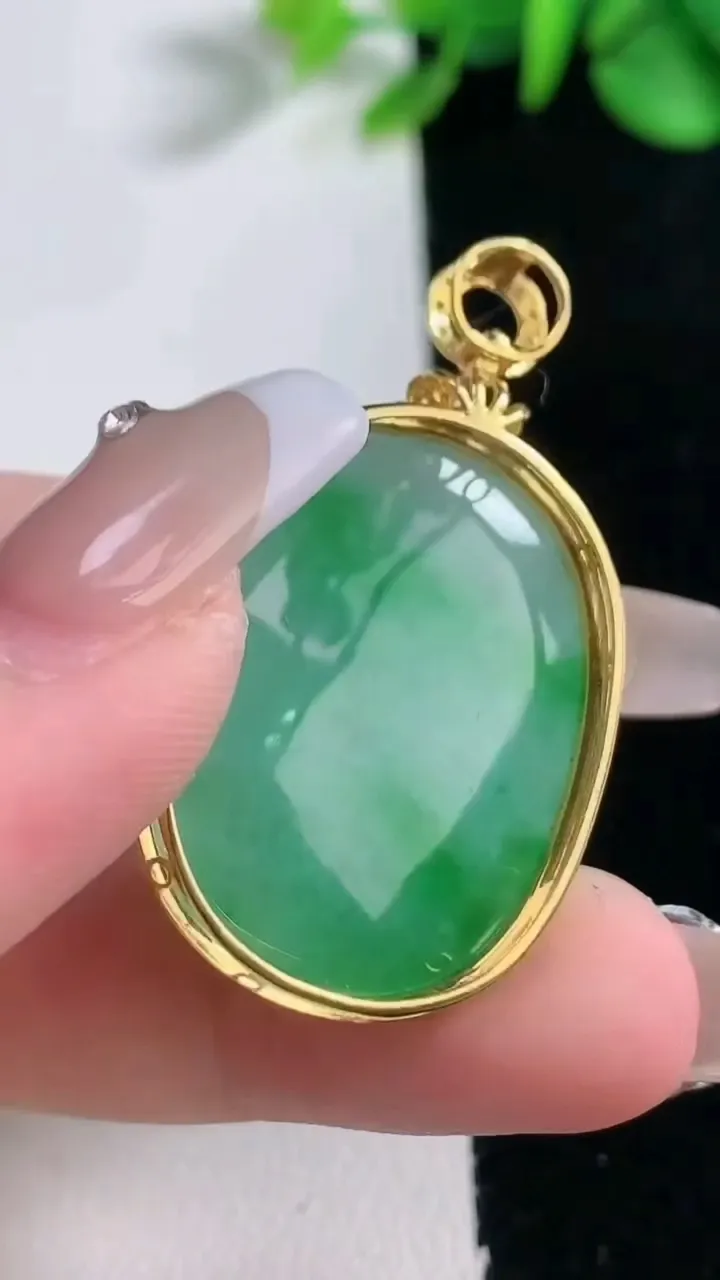 天然A货翡翠蛋面吊坠，尺寸41-23.5-10.7，裸石28.6-22重量:11.48g
12月31日
