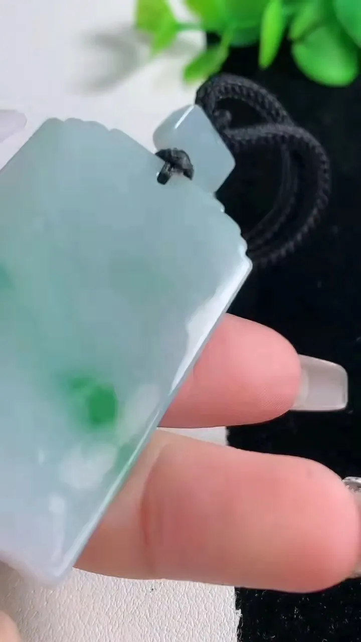 天然A货翡翠仿古无事牌吊坠，尺寸53.3-32-5.1，重量:32.82g
12月31日