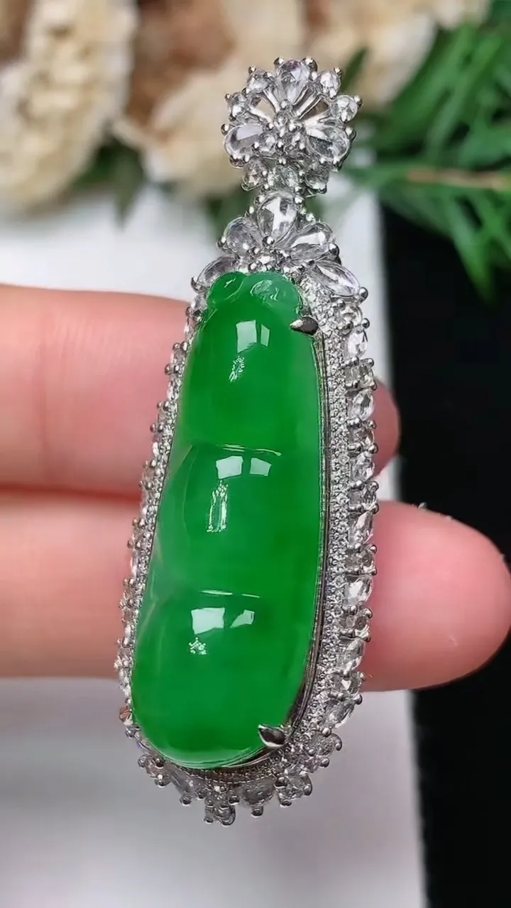 天然A货翡翠福豆吊坠，尺寸46.6-16.2-14.2，裸石29-9.5
12月31日