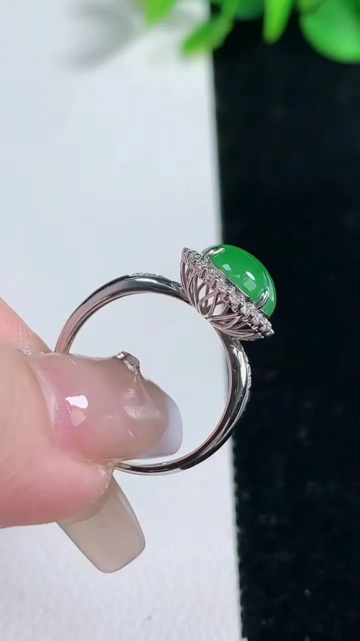 天然A货翡翠蛋面戒指，尺寸16.6-9.6-8.5-7.4，重量:2.73g2025年12月31日
工厂直销收藏佳品,种好水足，色泽均匀，有种有色，上手高大气！