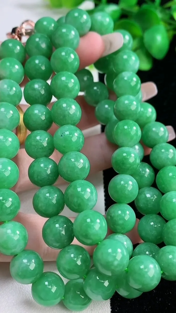 天然A货翡翠圆珠项链，尺寸10-68颗，重量:123.28g12月31日
工厂直销收藏佳品,种好水足，色泽均匀，有种有色，上手高大气！
