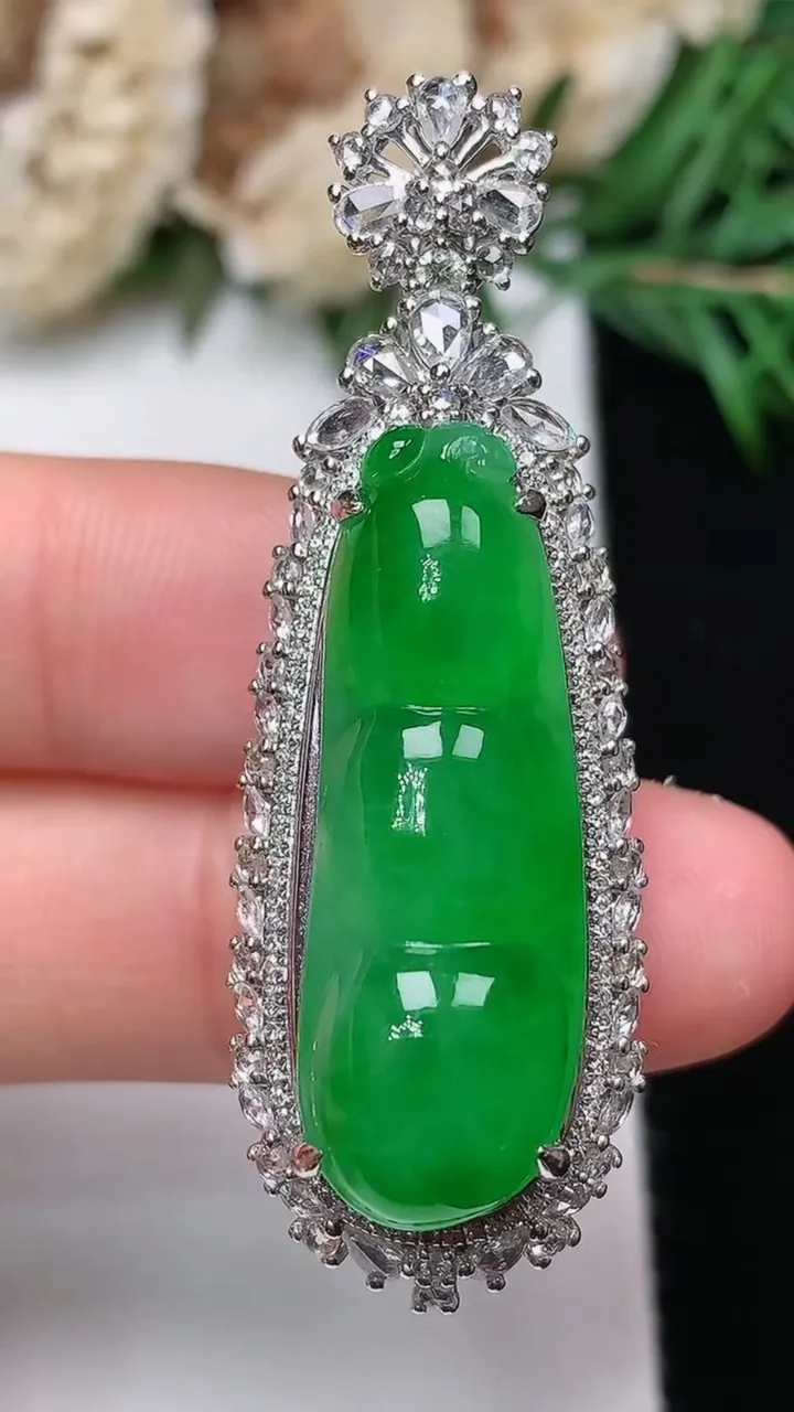 天然A货翡翠福豆吊坠，尺寸46.6-16.2-14.2，裸石29-9.5
12月31日