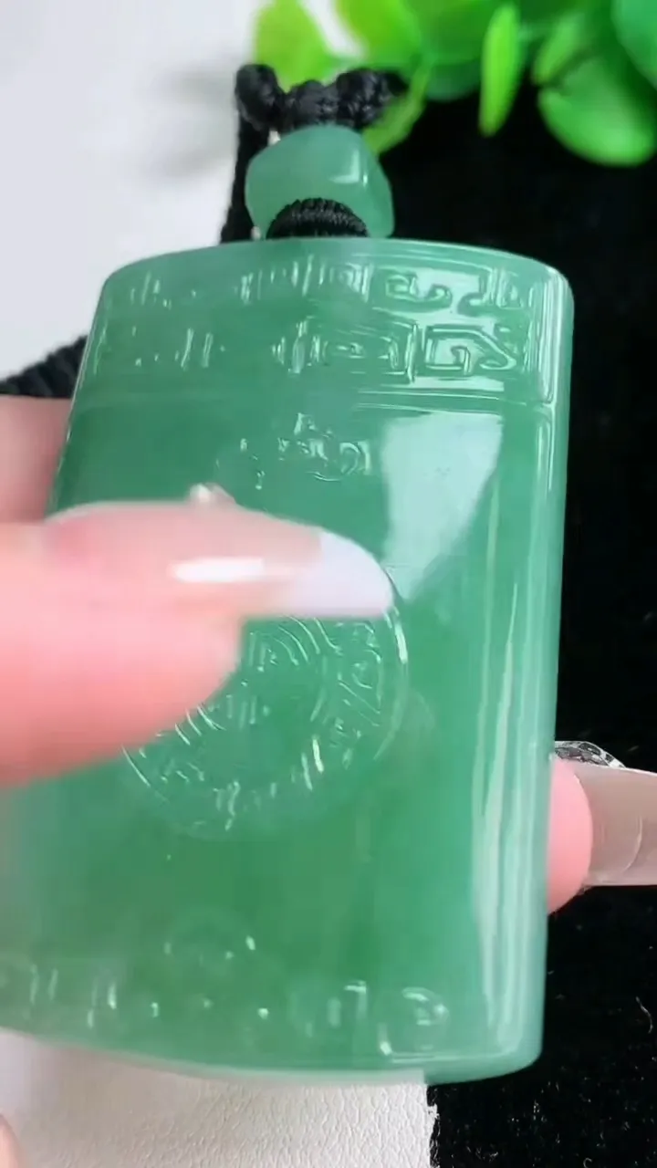 天然A货翡翠仿古无事牌吊坠，尺寸56.2-37.4-6.5，重量:43.52g
12月31日