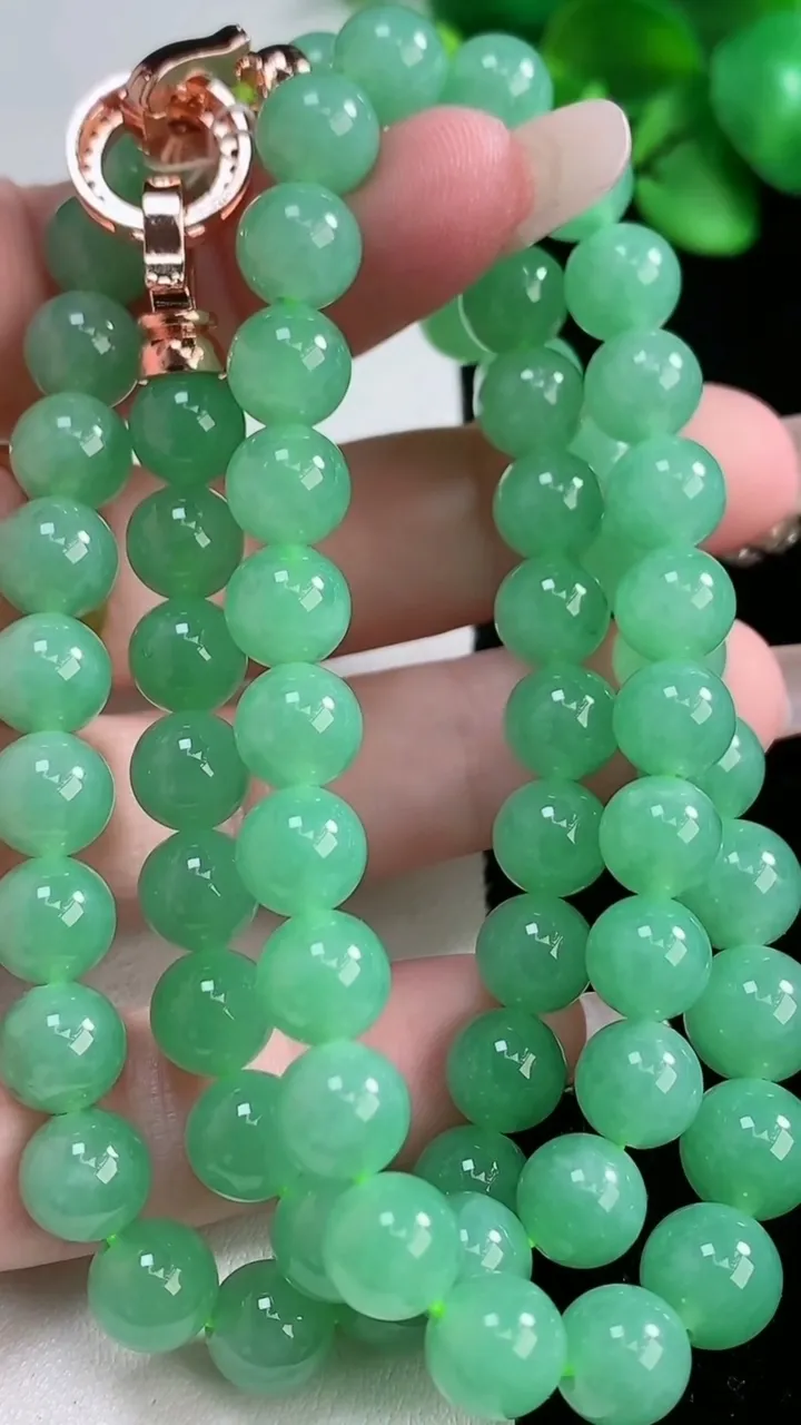 天然A货翡翠圆珠项链，尺寸8.8-74颗，重量:63.13g12月31日
工厂直销收藏佳品,种好水足