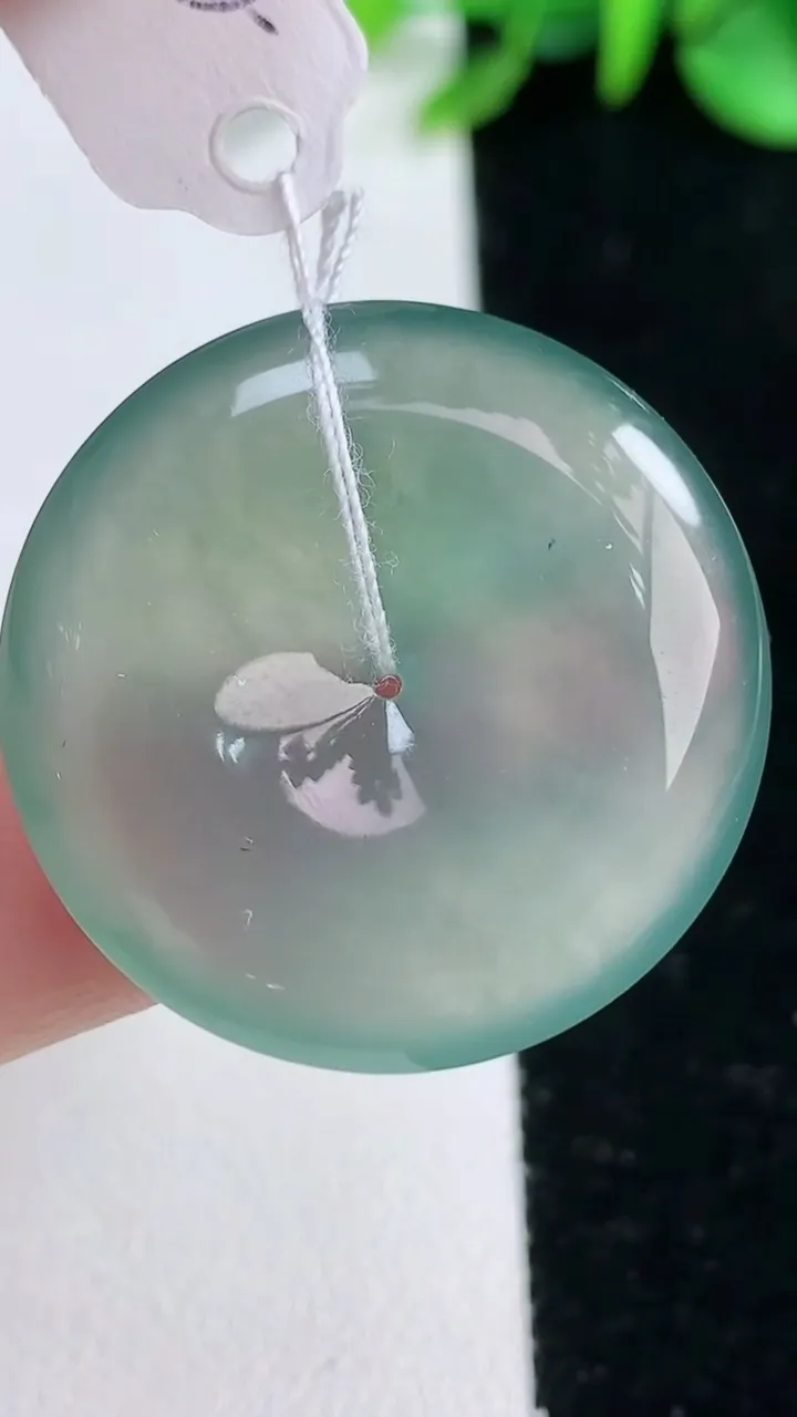 天然A货翡翠平安扣吊坠，尺寸29-5.5，重量:9.74g
12月31日