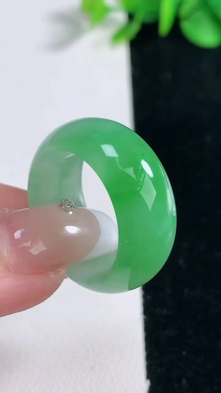 天然A货翡翠指环扳指，尺寸18.8-10-4，重量:8.71g2025年12月31日
工厂直销收藏佳品,种好水足，色泽均匀，有种有色，上手高大气！