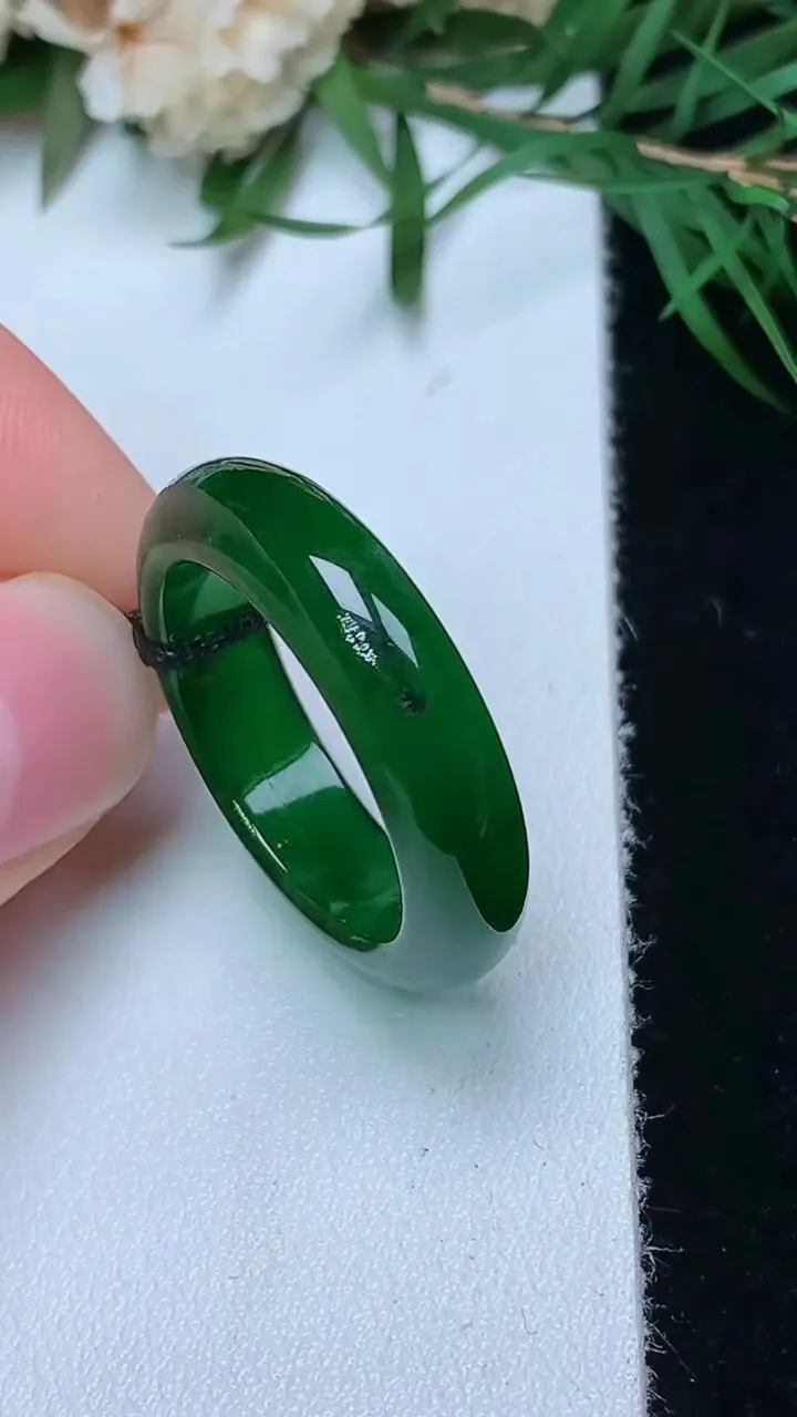 天然A货翡翠指环戒指，尺寸18.3-5.8-3.4，重量:3.77g2025年12月31日
工厂直销收藏佳品,种好水足，色泽均匀，有种有色，上手高大气！