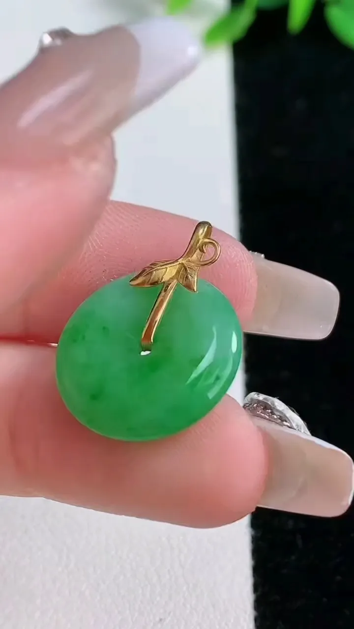 天然A货翡翠平安扣吊坠，尺寸17.6-3.5，重量:2.43g
12月31日