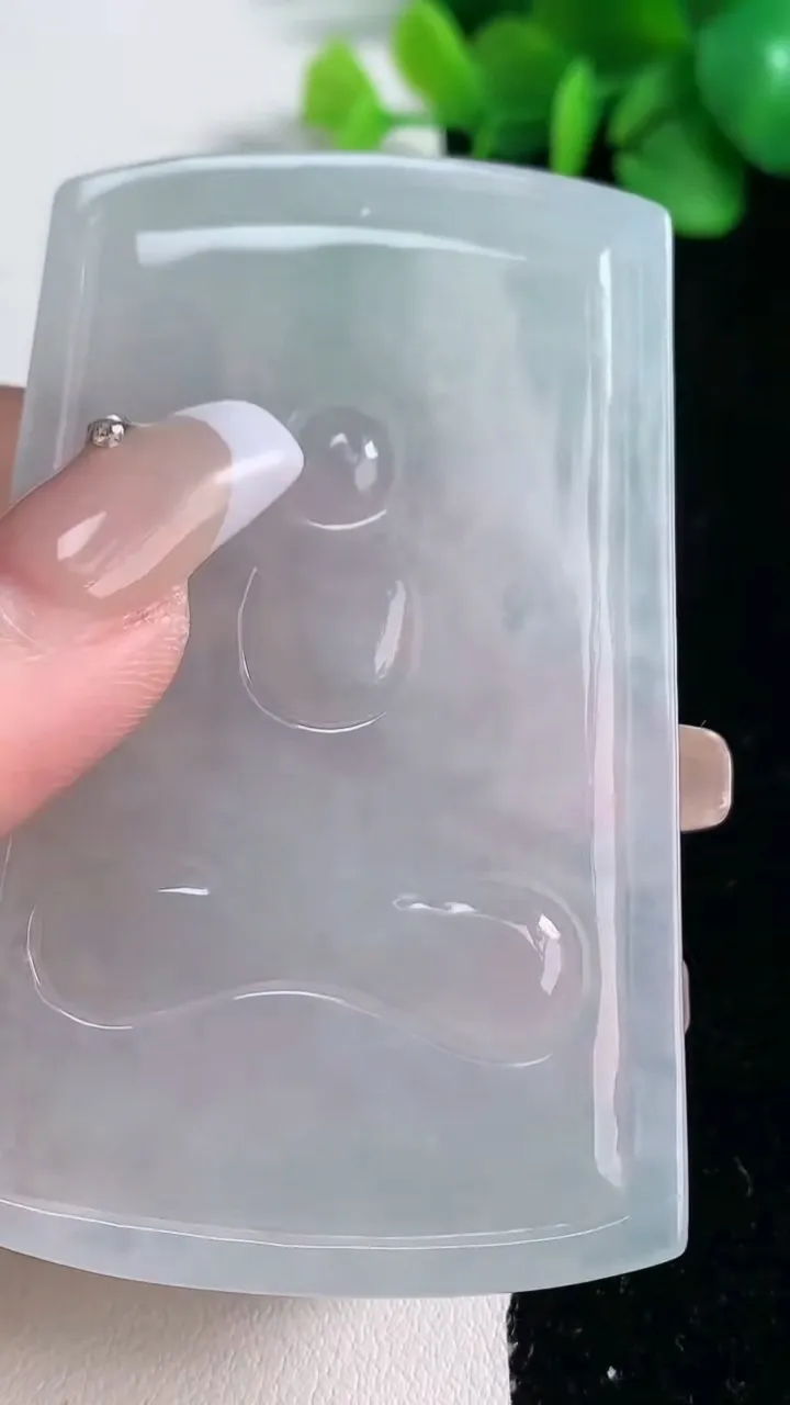 天然A货翡翠种白冰千手观音菩萨吊坠，尺寸68.8-43-5.5，重量:41.96g
12月31日