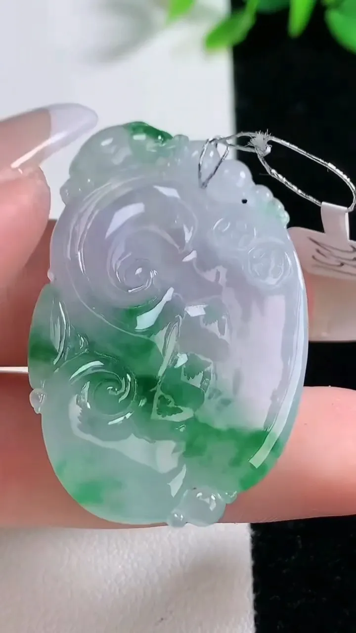 天然A货翡翠如意吊坠，尺寸42.2-27.8-5.3，重量:13.54g
12月31日