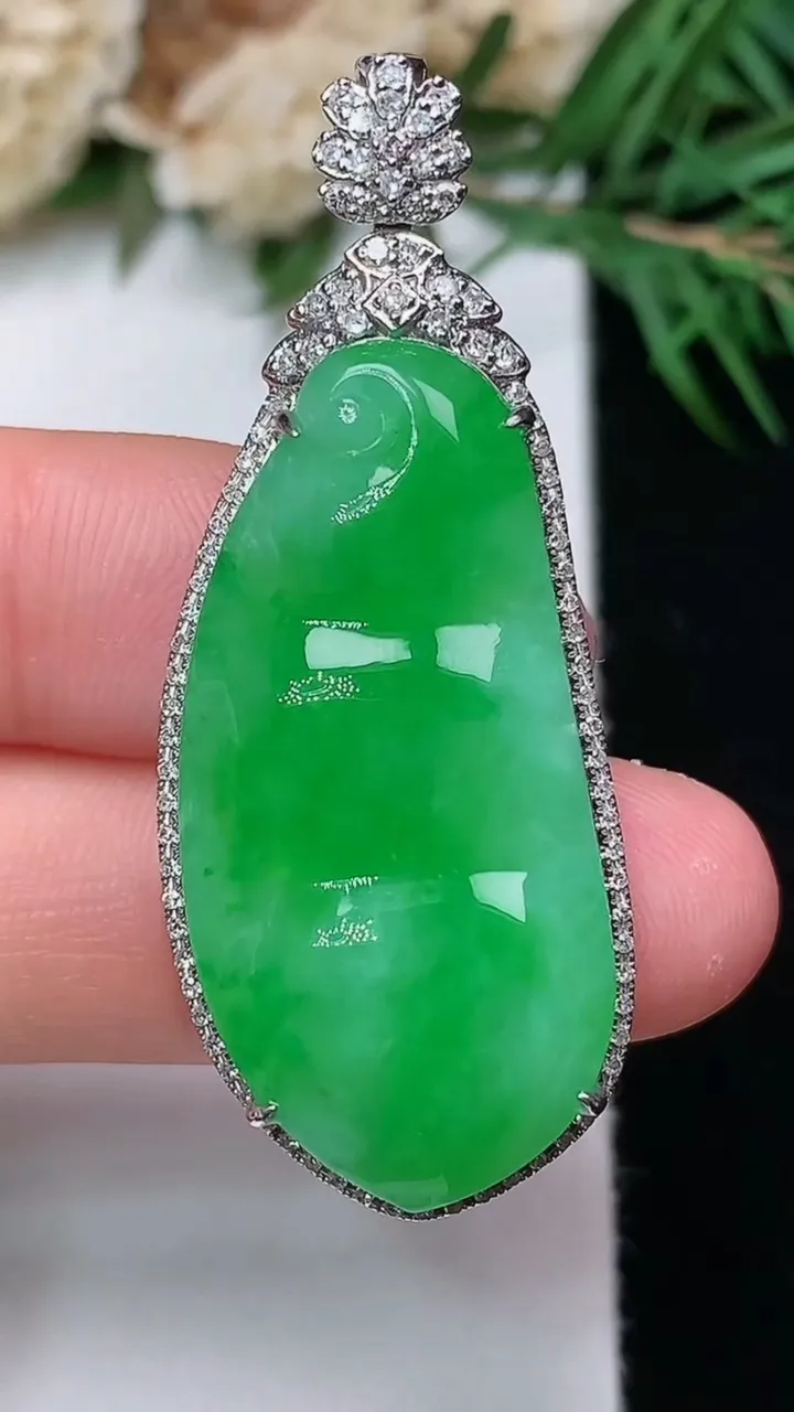 天然A货翡翠福豆吊坠，尺寸44.9-18-8.9，裸石33-16，重量:7.83g
12月31日