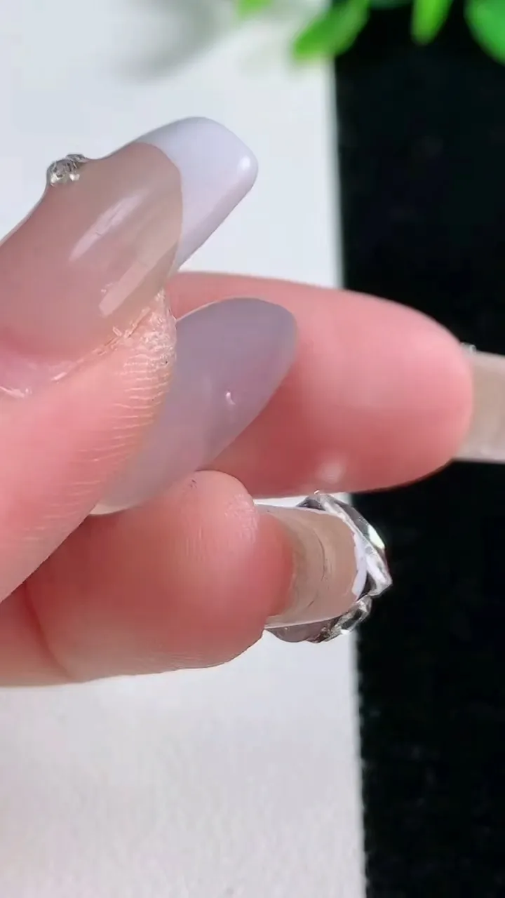 天然A货翡翠蛋面镶嵌件，尺寸18.8-12.6-5.9，重量:2.45g
12月31日