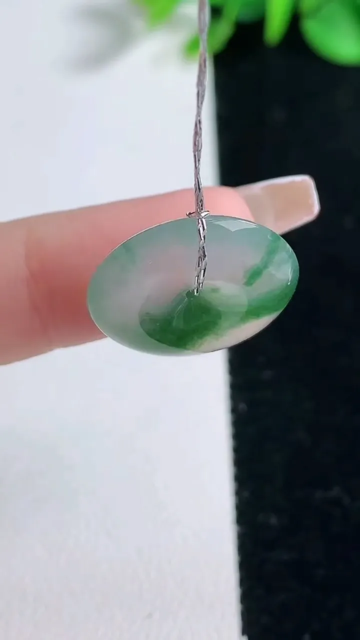 天然A货翡翠冰种飘花平安扣吊坠，尺寸18.8-4.4，重量:3.21g
12月31日