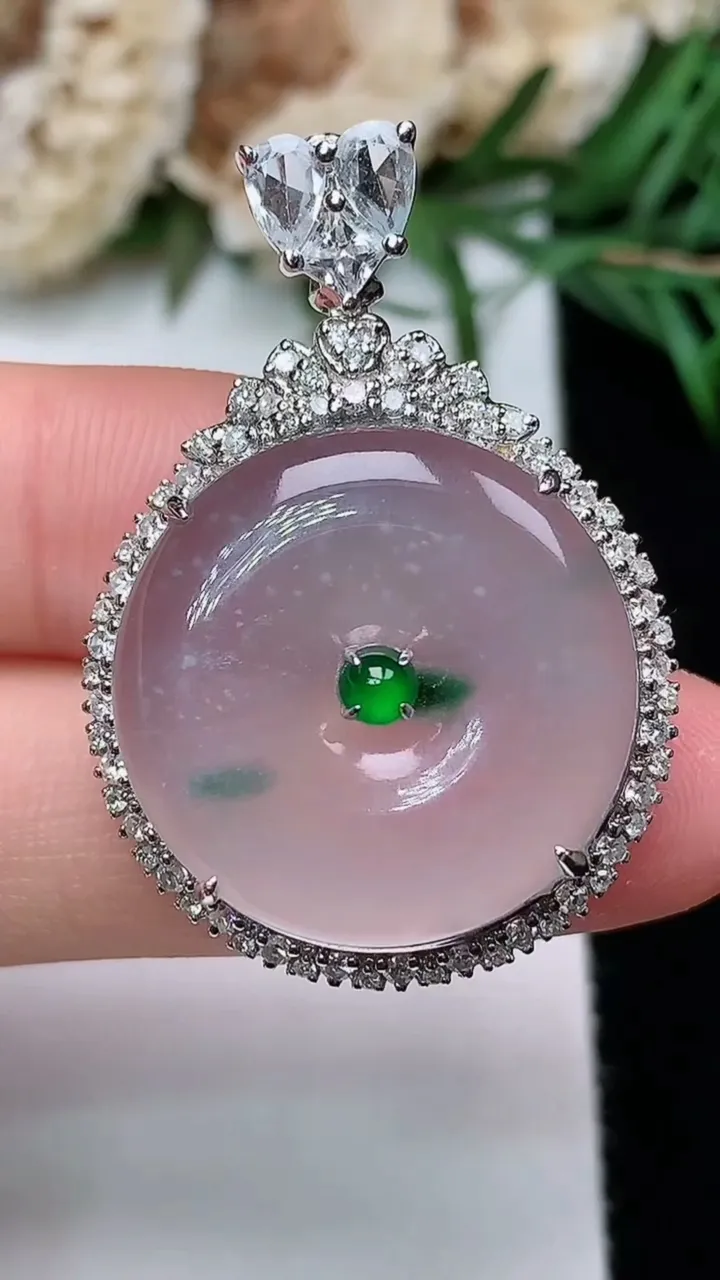 天然A货翡翠飘花平安扣吊坠，尺寸35.7-24.6-8.9，裸石21，重量:7.71g
12月31日