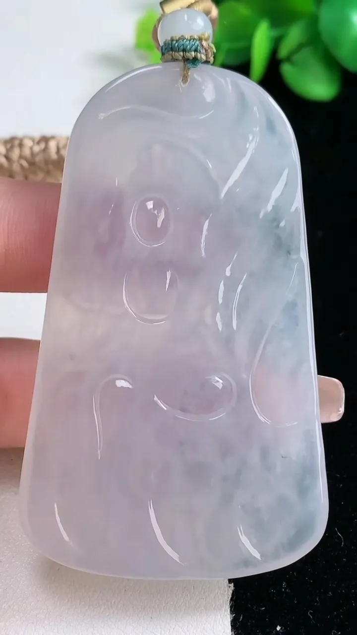 天然A货翡翠种白冰虚空藏菩萨吊坠，尺寸69.2-40.2-5.3，重量:38.83g
12月31日