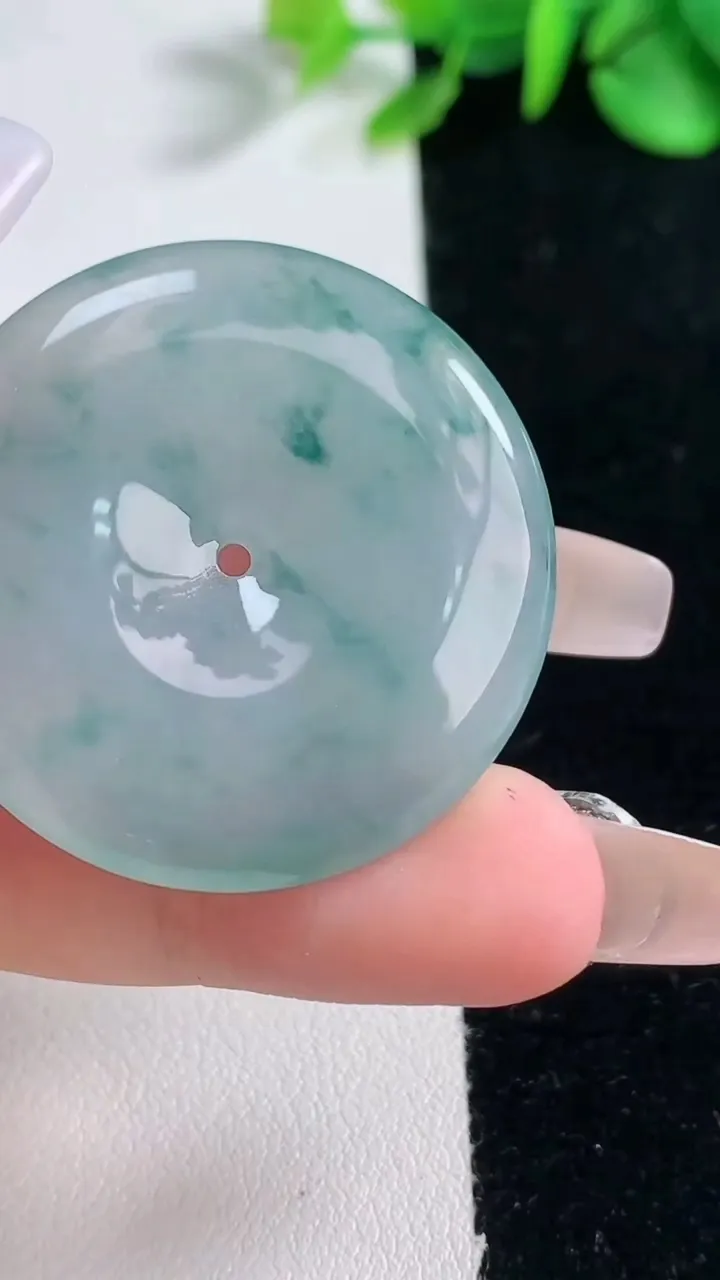 天然A货翡翠冰种飘花平安扣吊坠，尺寸35.7-5.6，重量:15.50g
12月31日