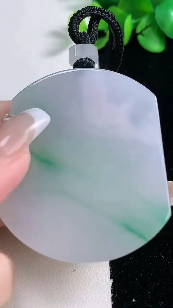 天然A货翡翠无事牌吊坠，尺寸54-45-6.2，重量:46.34g
12月31日