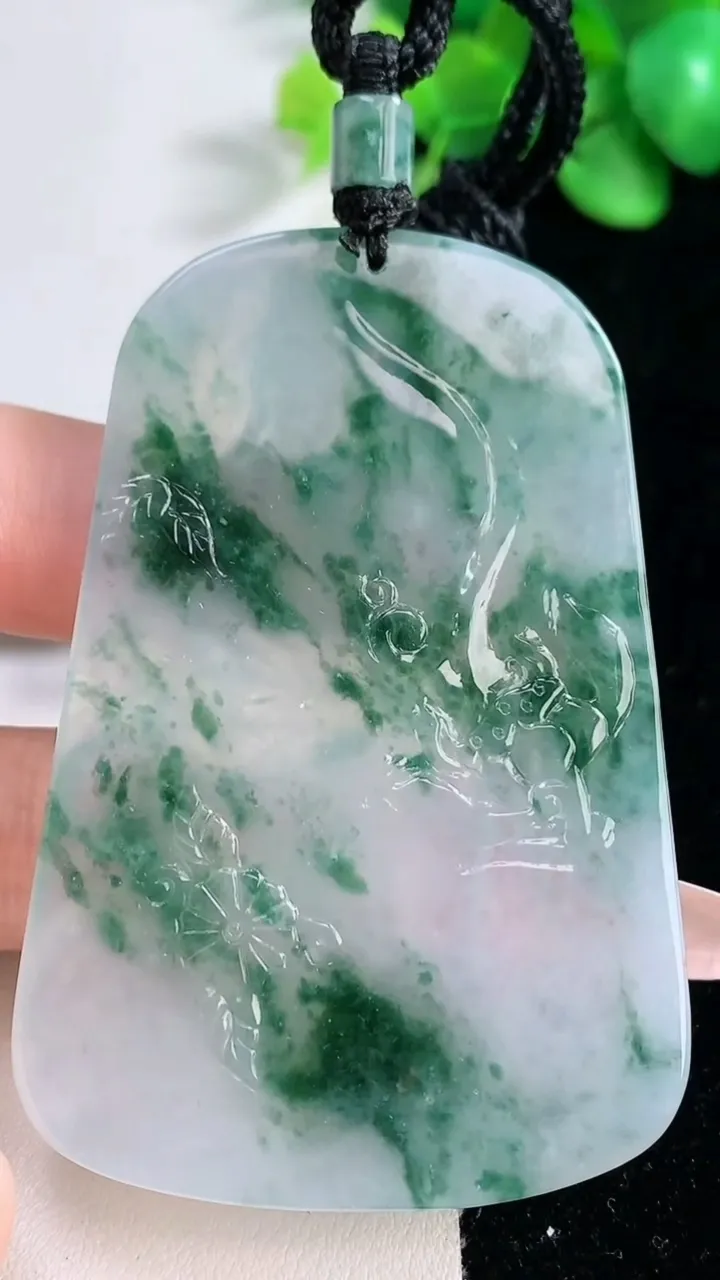 天然A货翡翠种飘花普贤菩萨吊坠，尺寸67.7-44-5.8，重量:44.30g
12月31日