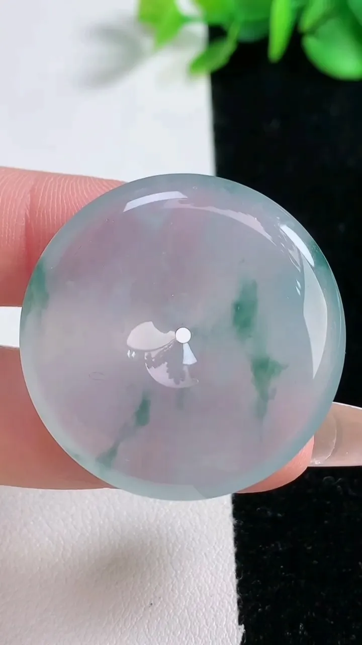 天然A货翡翠种飘花平安扣吊坠，尺寸34.5-5.8，重量:14.14g
12月31日