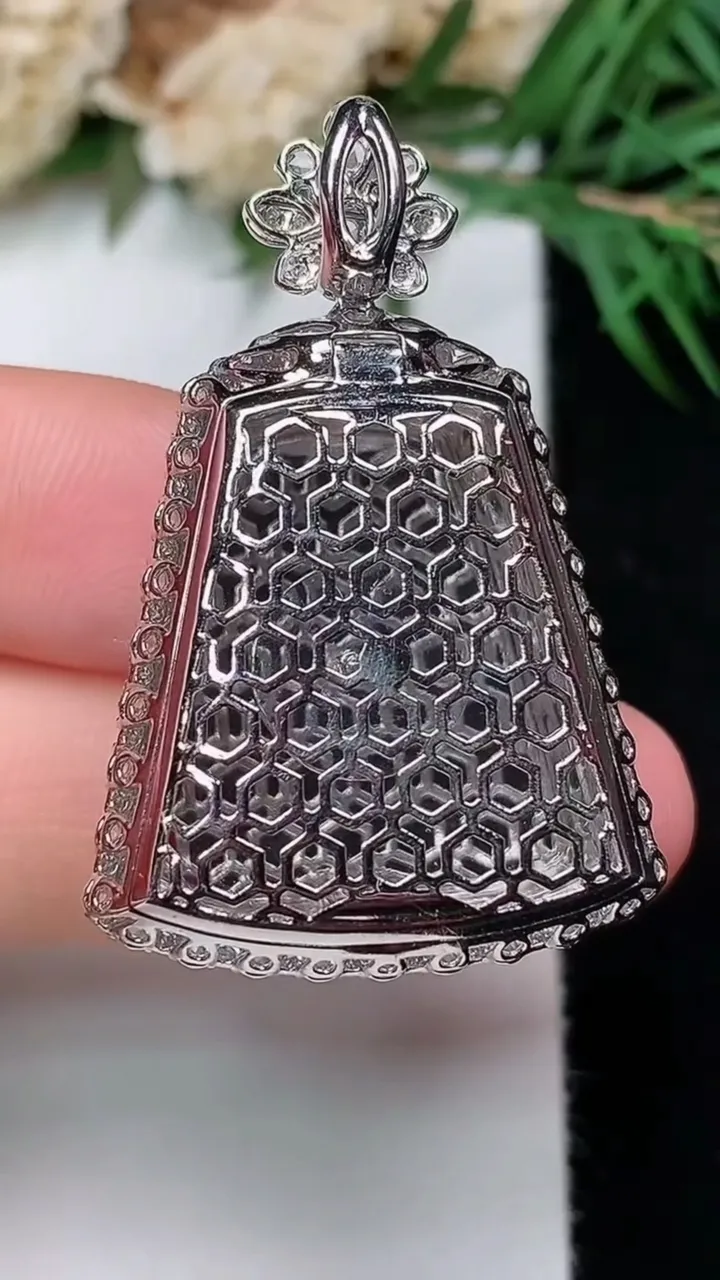 天然A货翡翠无事牌吊坠，尺寸37.7-25.2-10.6，裸石24.2-20.2，重量:8.88g
12月31日