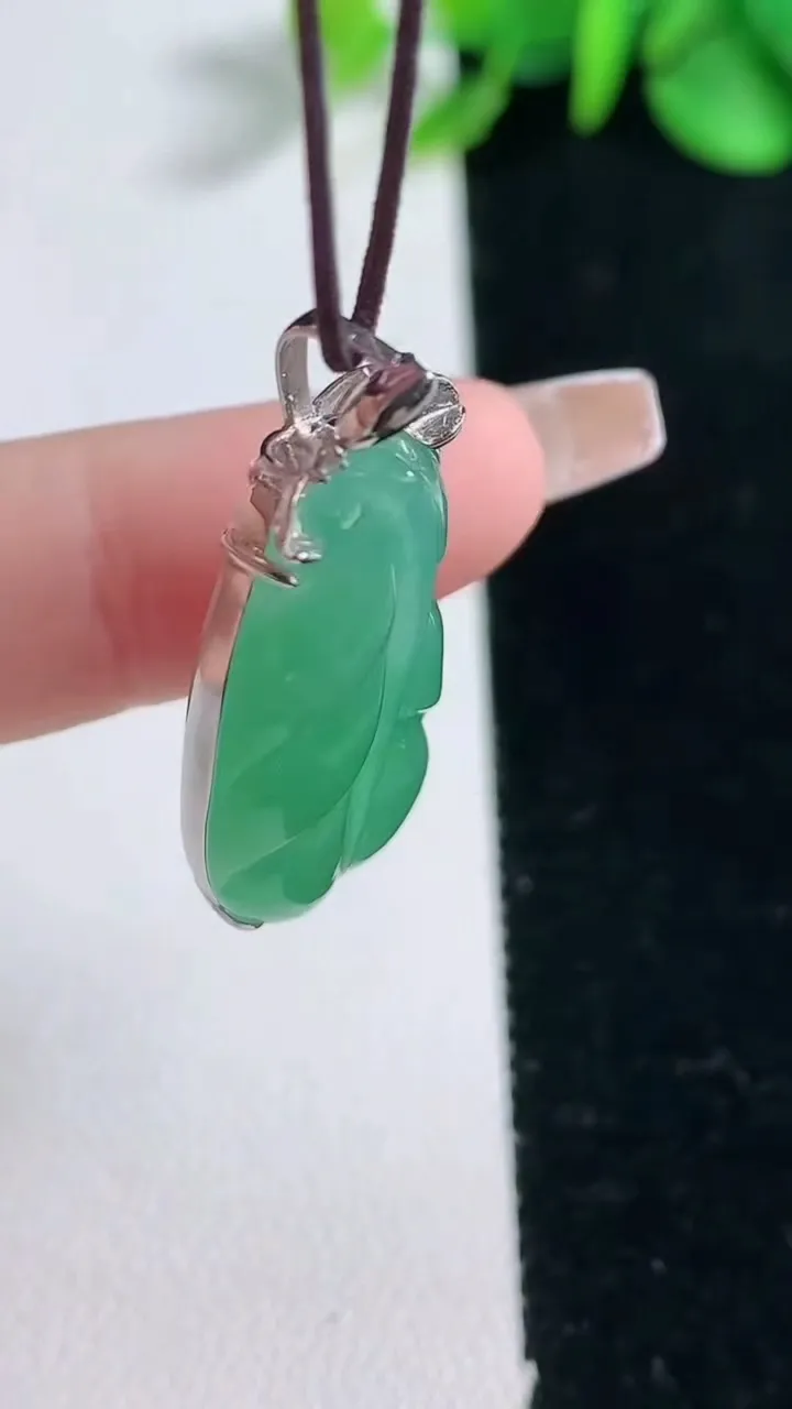 天然A货翡翠金枝玉叶 叶子吊坠，尺寸26.8-15-5.6，重量:5.69g
12月31日