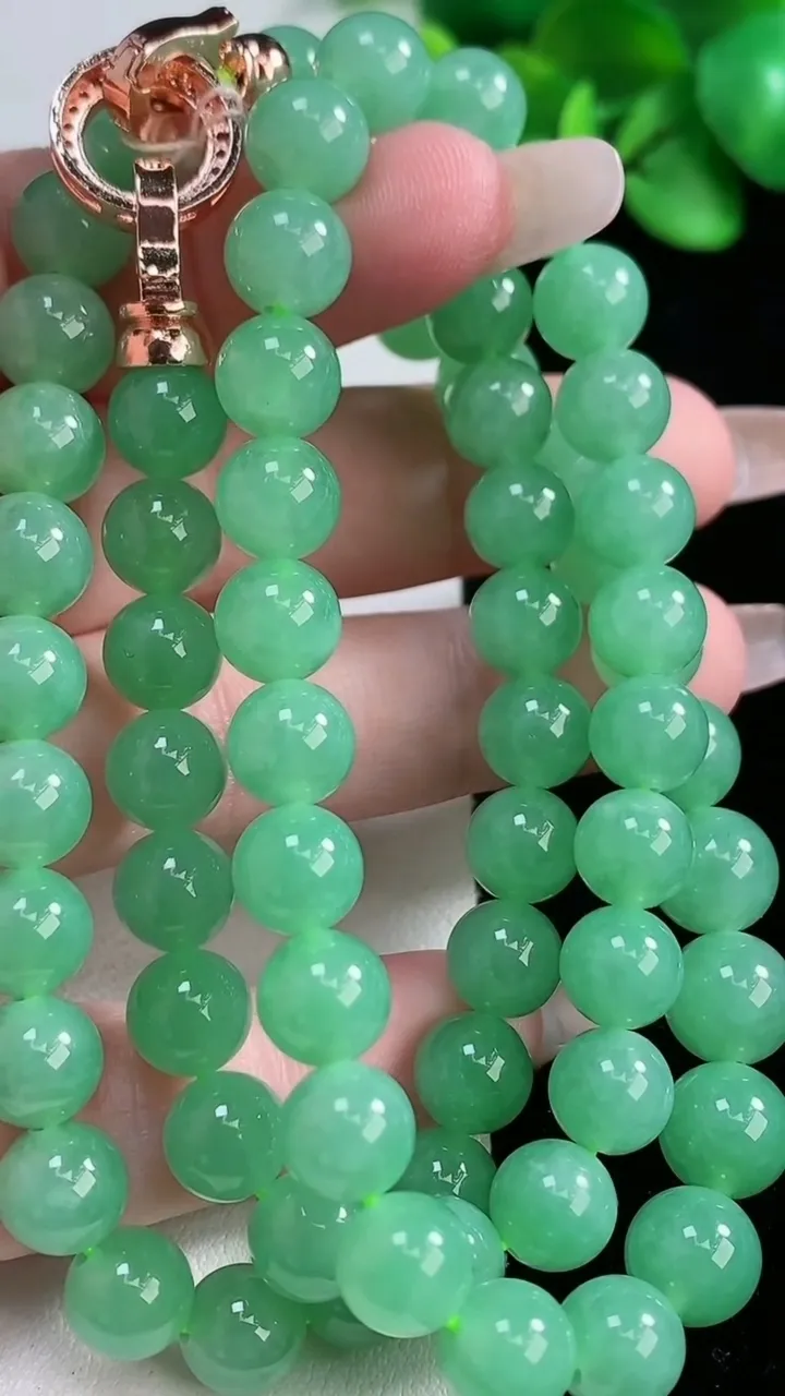 天然A货翡翠圆珠项链，尺寸8.8-74颗，重量:63.13g12月31日
工厂直销收藏佳品,种好水足，色泽均匀，有种有色，上手高大气！