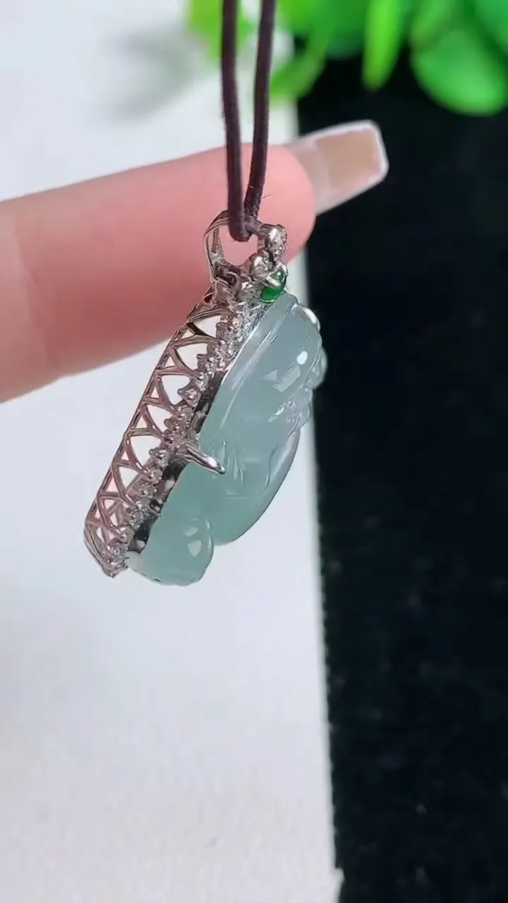 天然A货翡翠佛公吊坠，尺寸26.6-26.2-8.7，裸石17-23.7重量:5.40g
12月31日