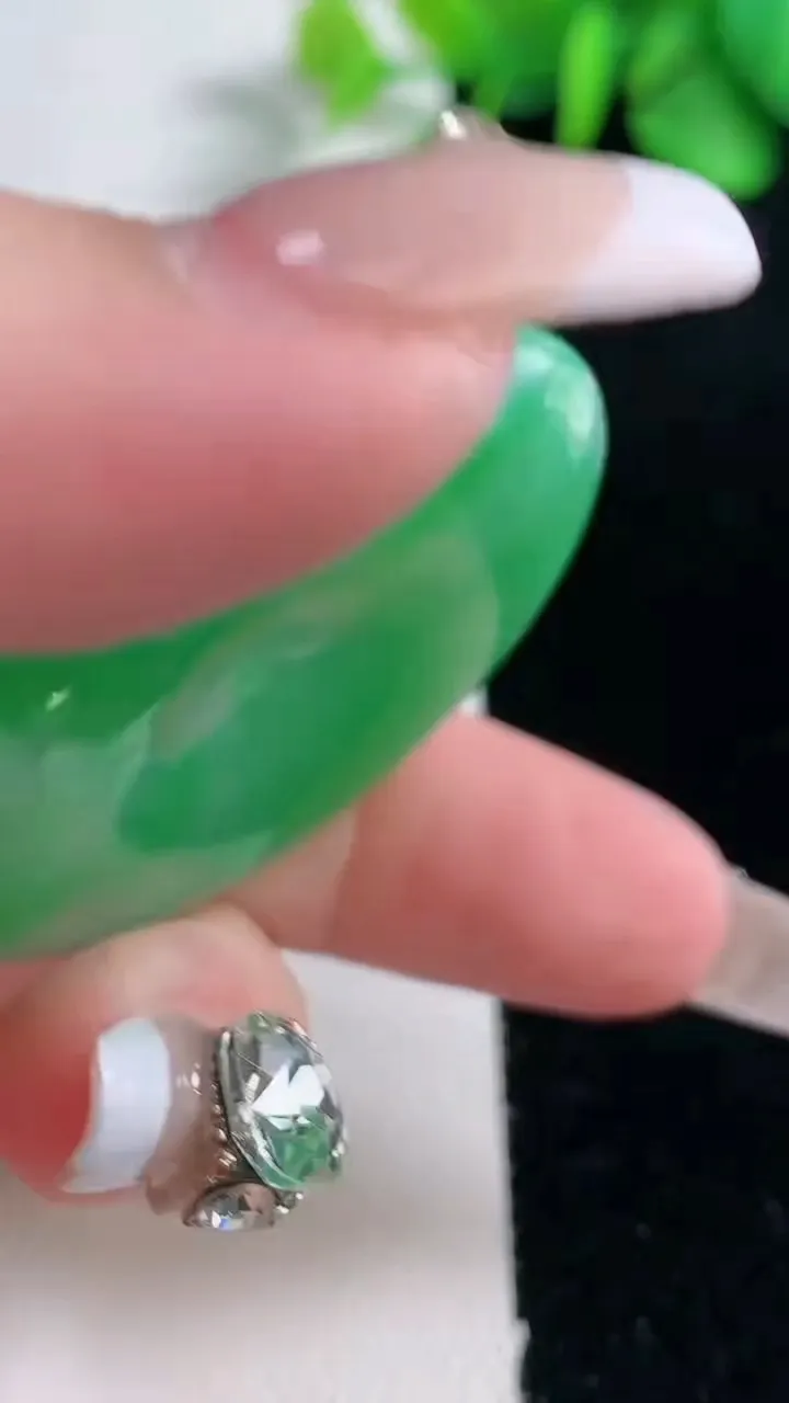 天然A货翡翠平安扣吊坠，尺寸42-5.9，重量:21.80g
12月31日