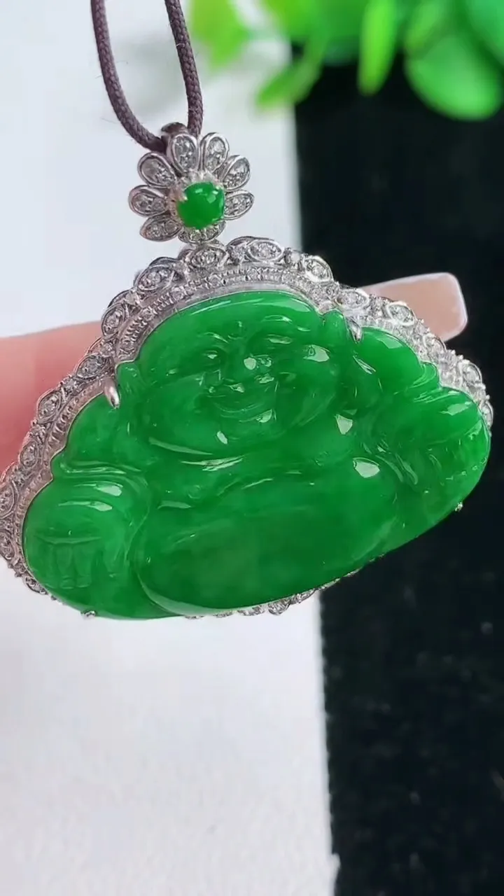 天然A货翡翠佛公吊坠，尺寸35.8-34.8-6.9，裸石22.1-31.3重量:6.28g
12月