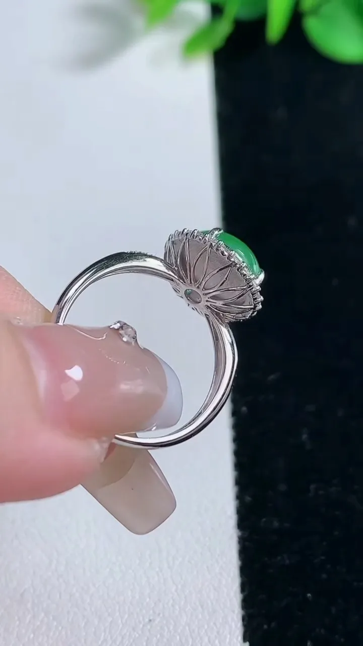 天然A货翡翠蛋面戒指，尺寸16.6-9.6-8.5-7.4，重量:2.73g2025年12月31日
工厂直销收藏佳品,种好水足，色泽均匀，有种有色，上手高大气！