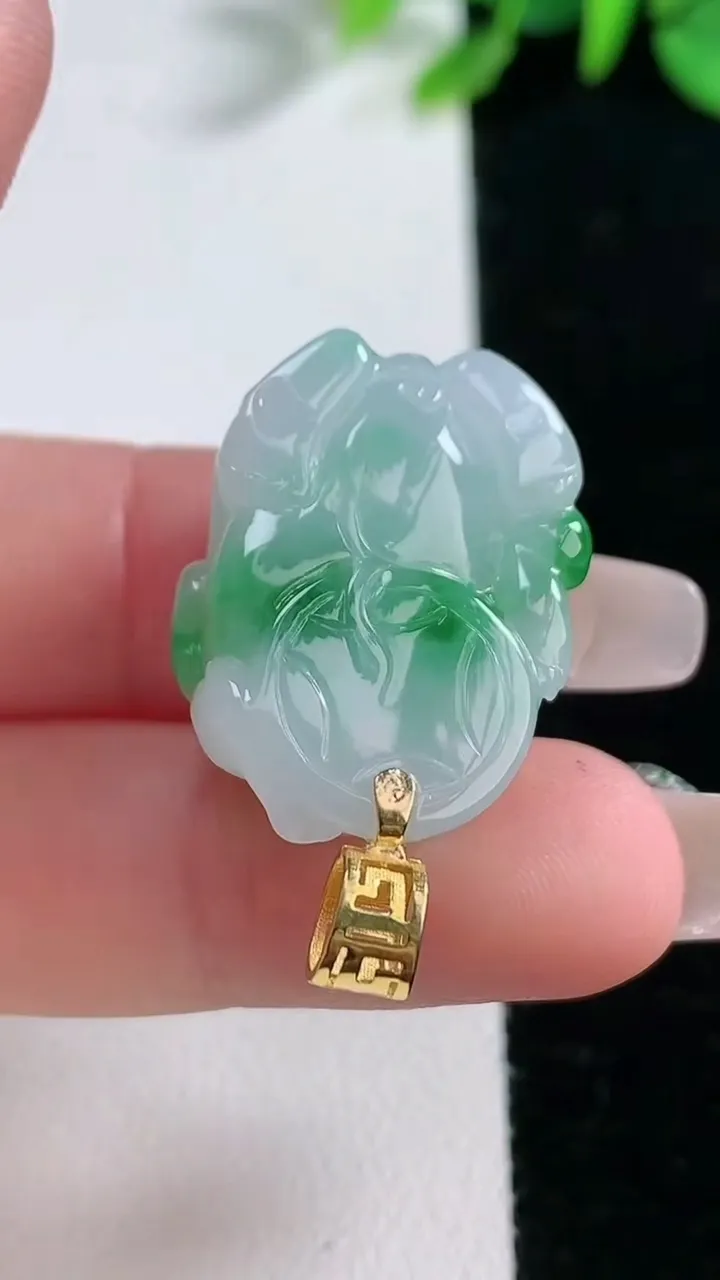 天然A货翡翠貔貅吊坠，尺寸23.5-17.6-13，重量:11.15g
12月31日