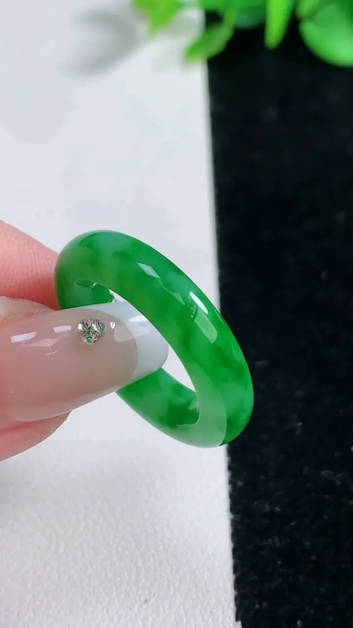 天然A货翡翠指环戒指，尺寸17.6-5.2-4.1，重量:4.85g2025年12月31日
工厂直销收藏佳品,种好水足，色泽均匀，有种有色，上手高大气！