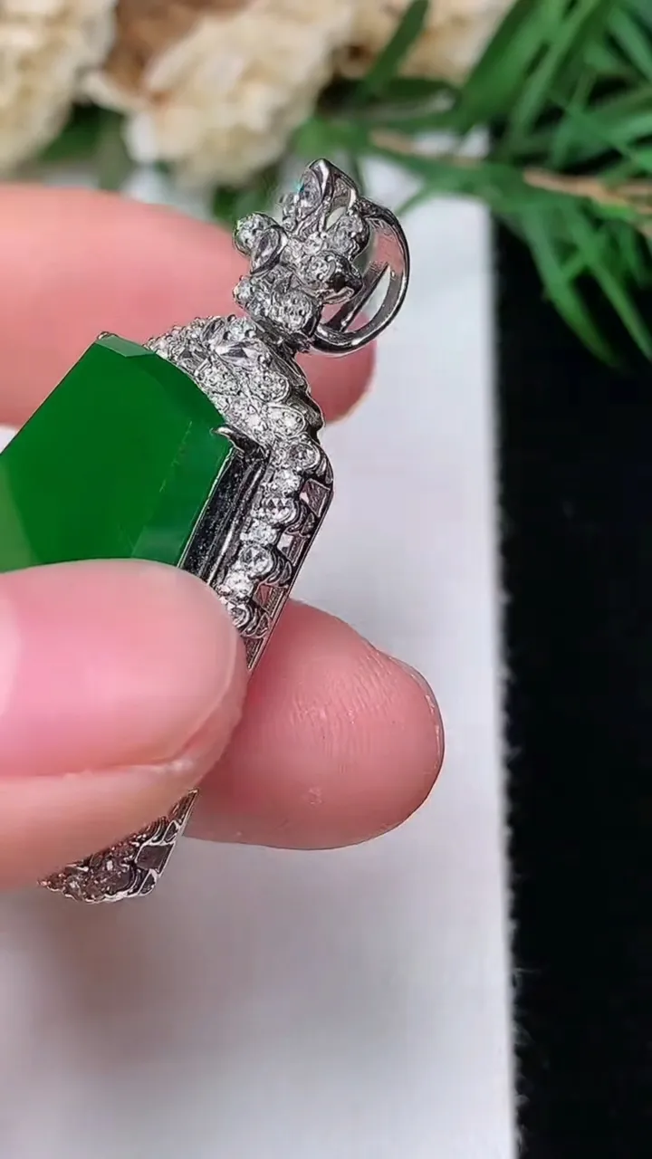 天然A货翡翠无事牌吊坠，尺寸37.7-25.2-10.6，裸石24.2-20.2，重量:8.88g
12月31日