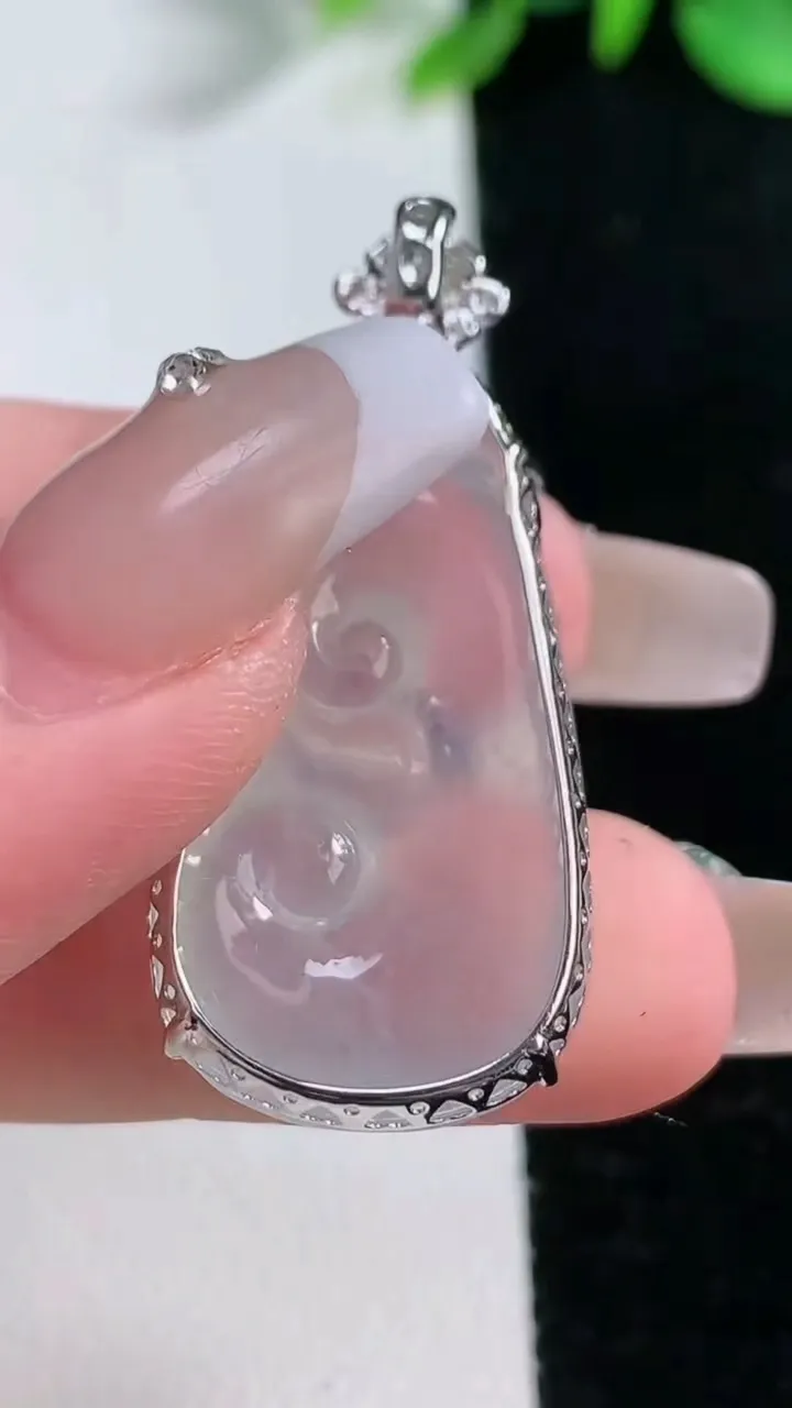 天然A货翡翠种白冰如意吊坠，尺寸32.3-17.3-7，重量:6.24g
12月31日