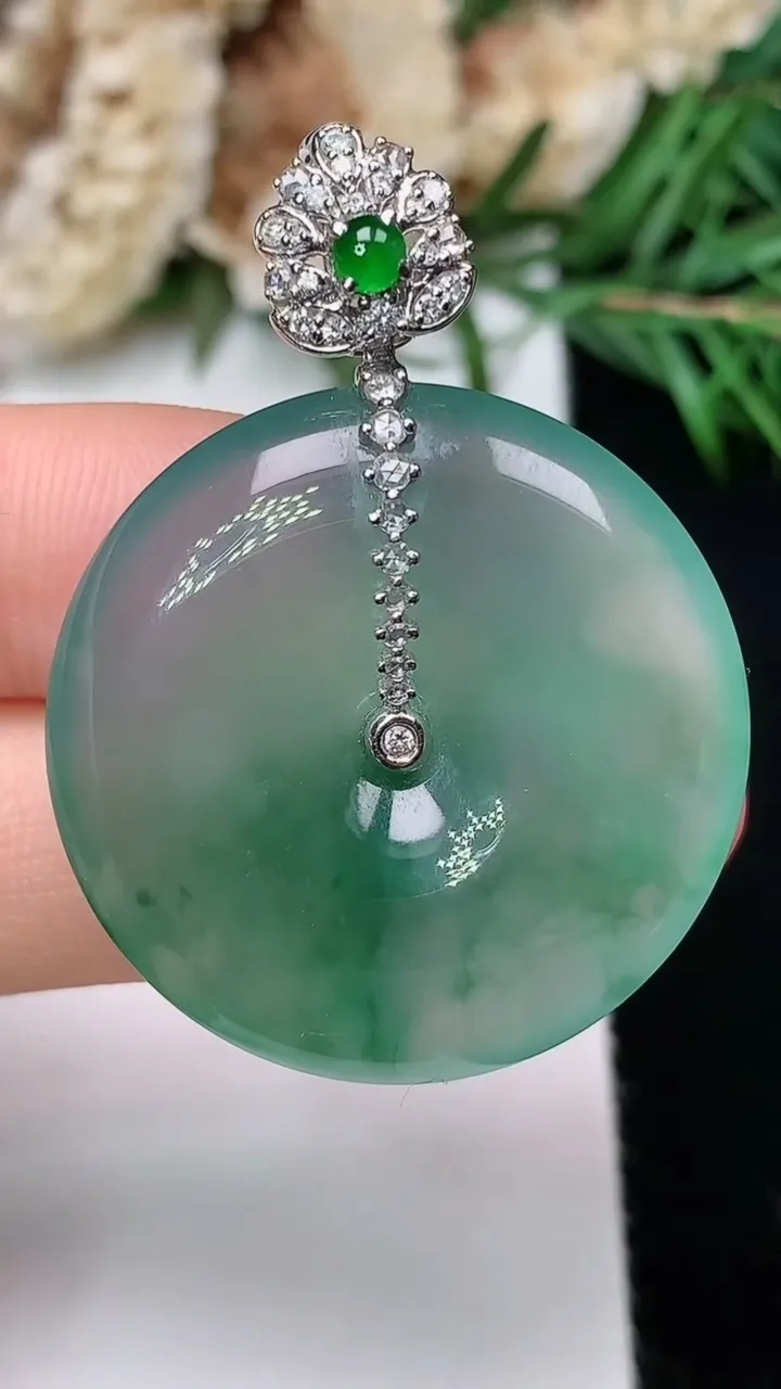 天然A货翡翠飘花平安扣吊坠，尺寸29.4-6.2，重量:12.38g
12月31日