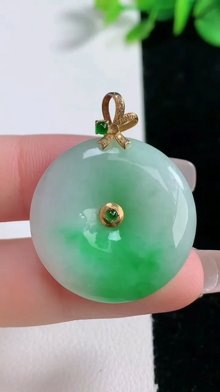 天然A货翡翠平安扣吊坠，尺寸27.6-5.3，重量:9.28g
12月31日