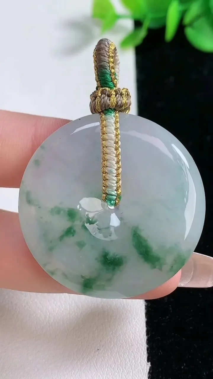 天然A货翡翠冰种飘花平安扣吊坠，尺寸36.2-5.4，重量:16.47g
12月31日