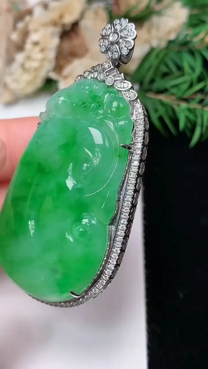 天然A货翡翠如意吊坠，尺寸58.7-28.2-11.2，裸石44.4-25.5，重量:21.81g
12月31日