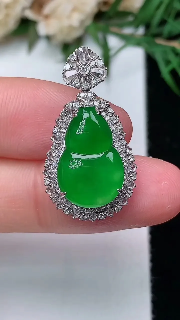 天然A货翡翠葫芦吊坠，尺寸26.8-14.6-9.6，裸石15.2-10，重量:3.68g
12月3