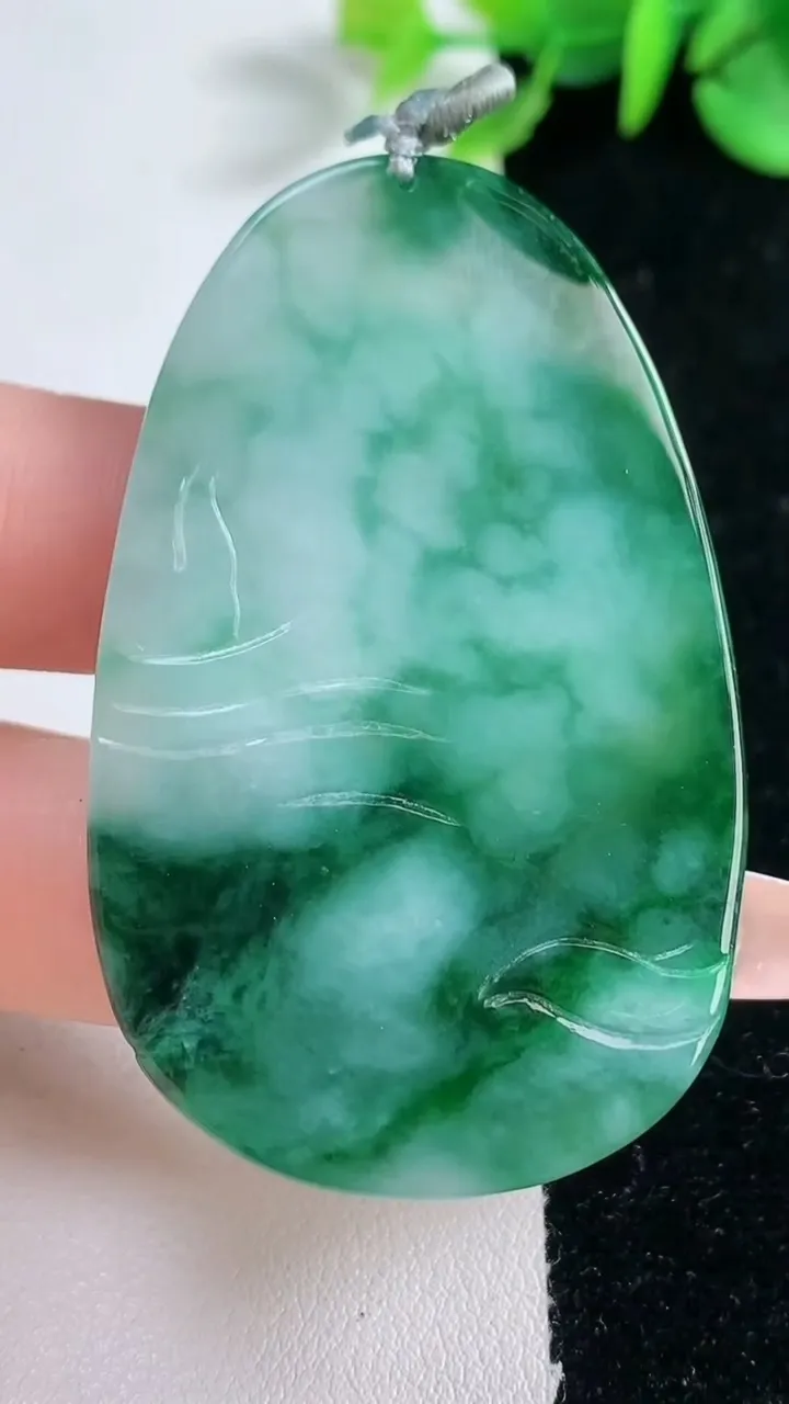 天然A货翡翠大日如来吊坠，尺寸56-34.6-5.2，重量:21.39g
12月31日